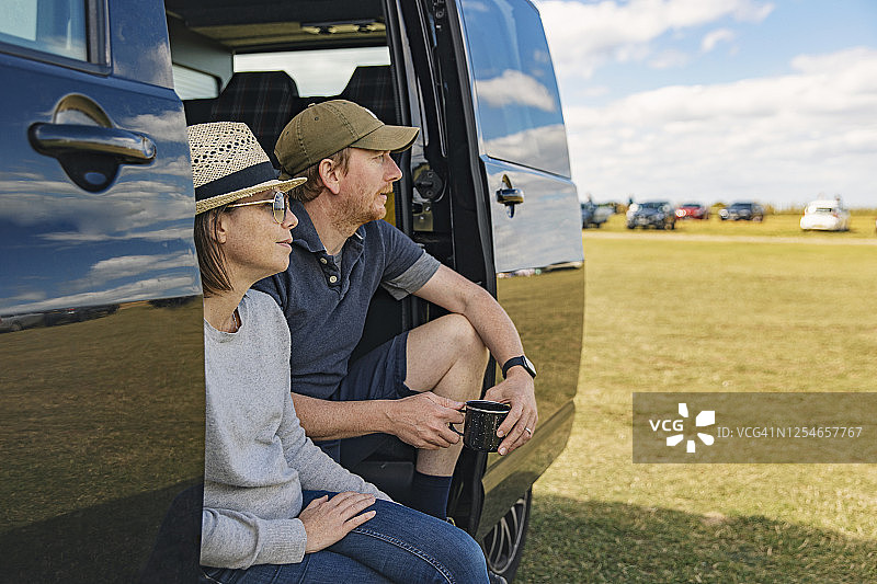 情侣坐在露营车里图片素材