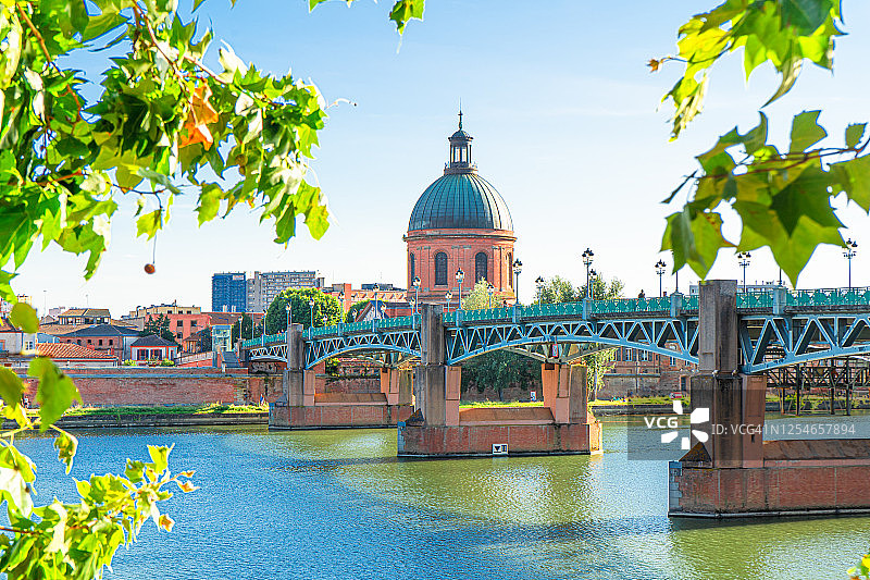 法国图卢兹的加龙河和德拉格拉夫穹顶图片素材