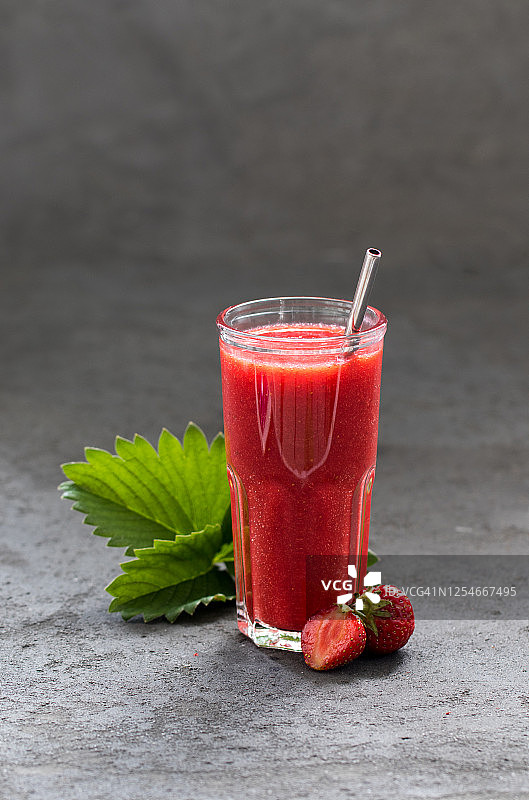 深灰色背景玻璃杯中的草莓冰沙图片素材