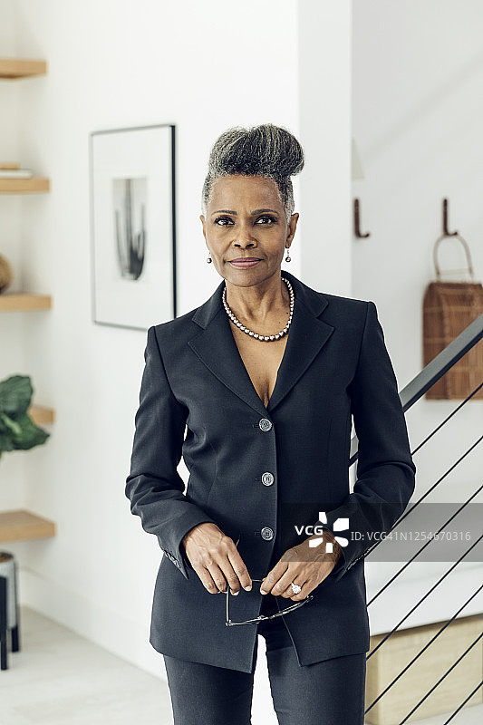 自信成熟的女商人图片素材