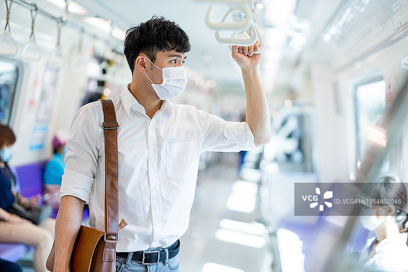 在地铁里戴着口罩的男人图片素材