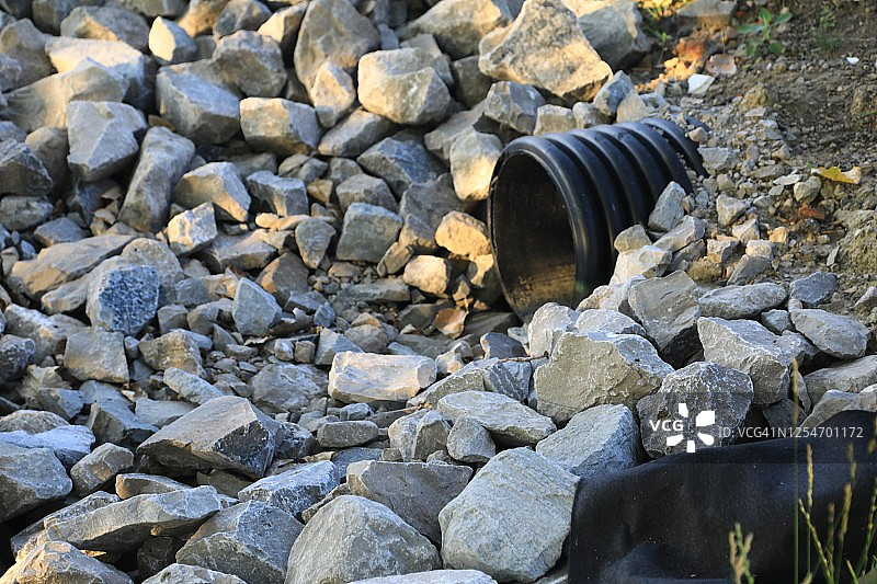 雨水从路面下流过的涵洞图片素材