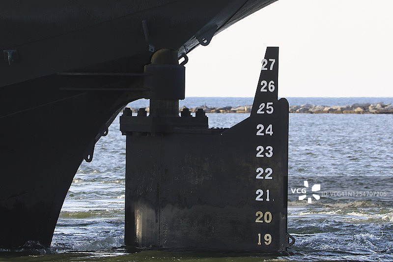 湖水中的船舵图片素材