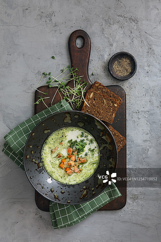 斯卡恩鱼汤配绿色香草油，传统丹麦汤图片素材