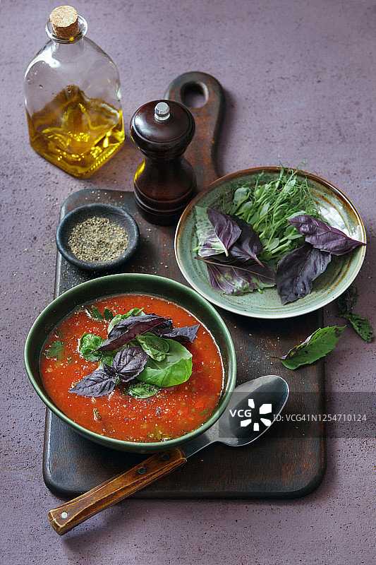 自制纯素奶油烤番茄罗勒汤图片素材