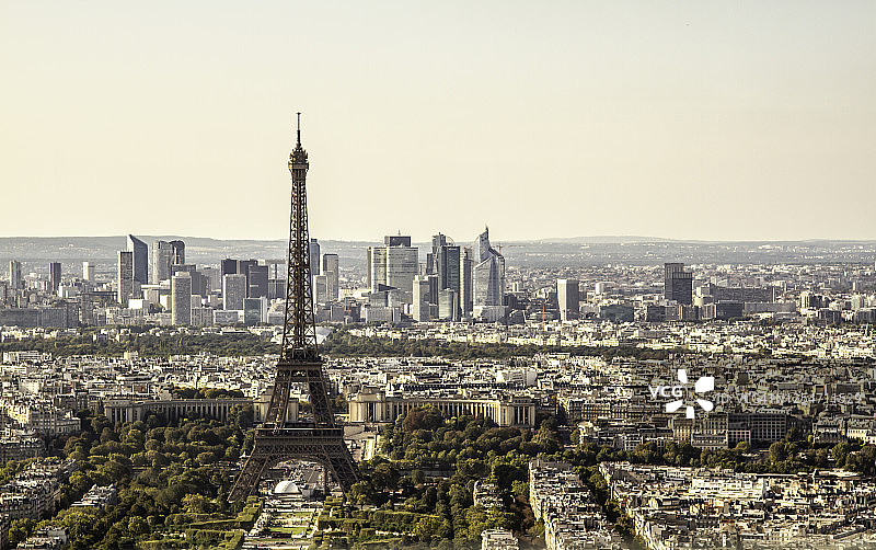 巴黎夏乐宫和高楼林立的市中心背景下的埃菲尔铁塔图片素材