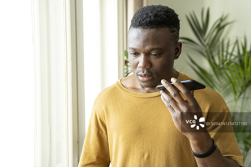 自由职业者在家用手机通话图片素材