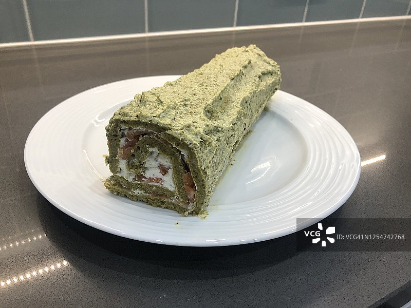 自制三文鱼奶油奶酪蛋卷图片素材