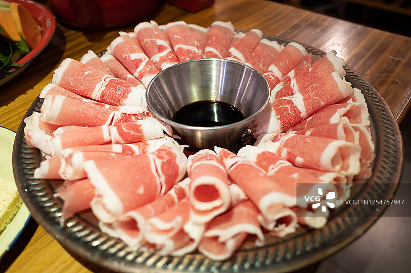 薄切牛肉卷拼盘图片素材