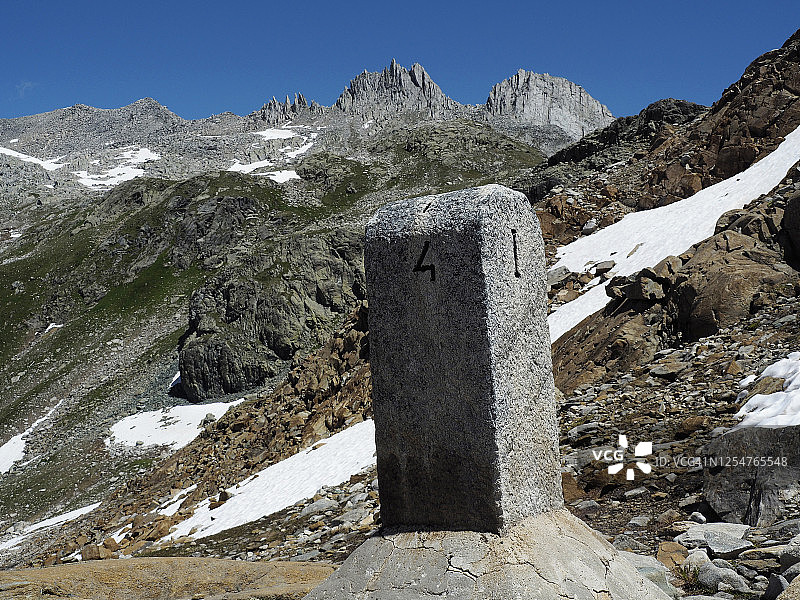 瑞士与意大利边界罗萨山口或盖斯 pfad 的花岗岩界标图片素材