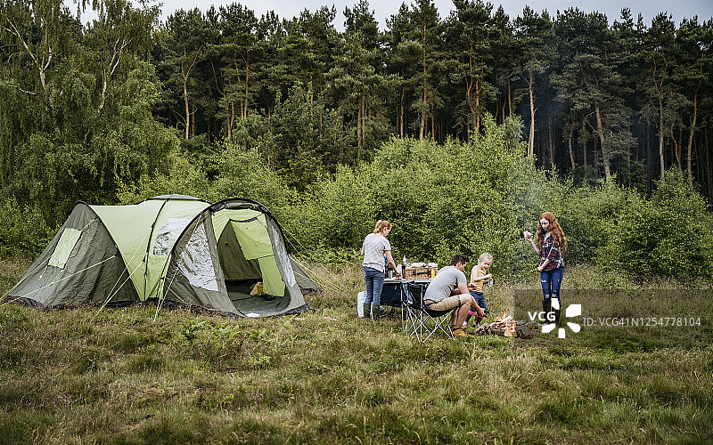 白人一家带着两个孩子野营做饭图片素材
