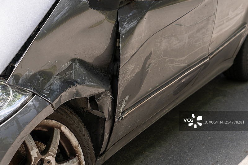 交通事故和道路上的撞毁车辆图片素材