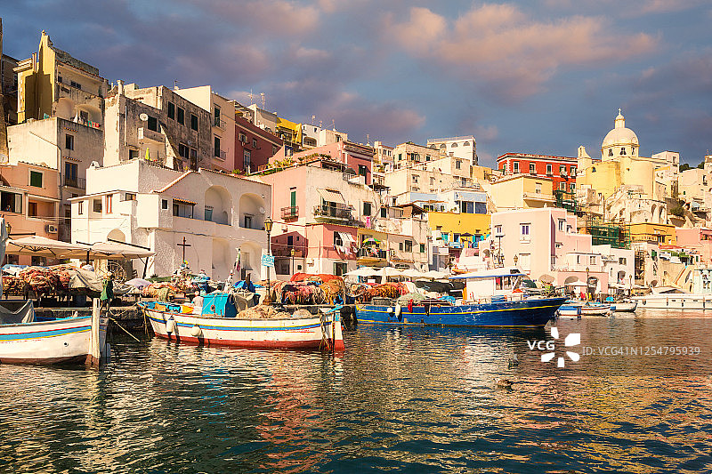 意大利那不勒斯普罗奇达岛：地中海的彩色岛屿图片素材