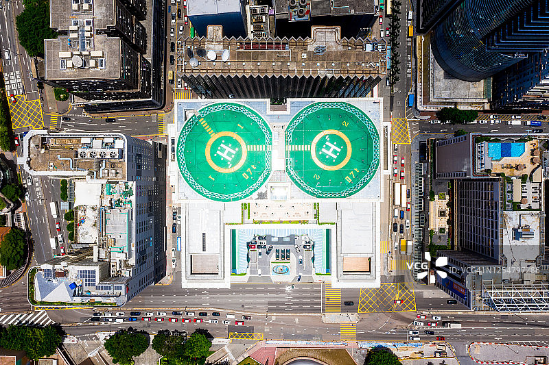 停在香港九龙建筑物上的直升机图片素材