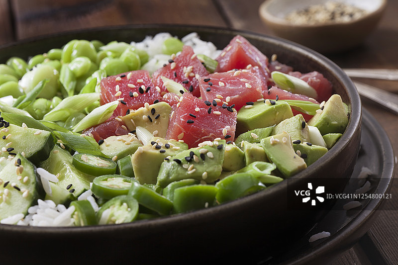 金枪鱼盖饭配米饭和蔬菜图片素材