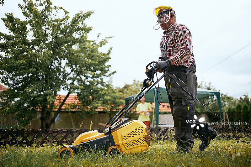 年长的男人在家做家务图片素材