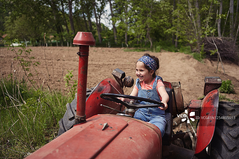 驾驶拖拉机的可爱女孩图片素材