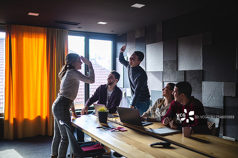 一小队企业家欢乐地击掌图片素材