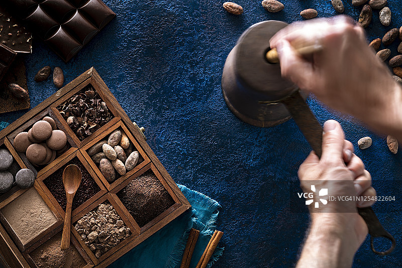铜制巧克力研磨器和什锦巧克力盒图片素材