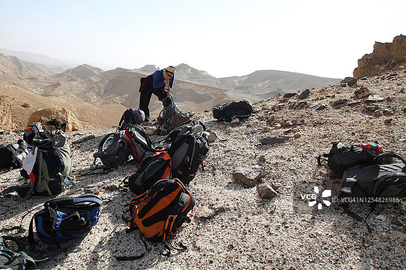 徒步者休息并喝水图片素材