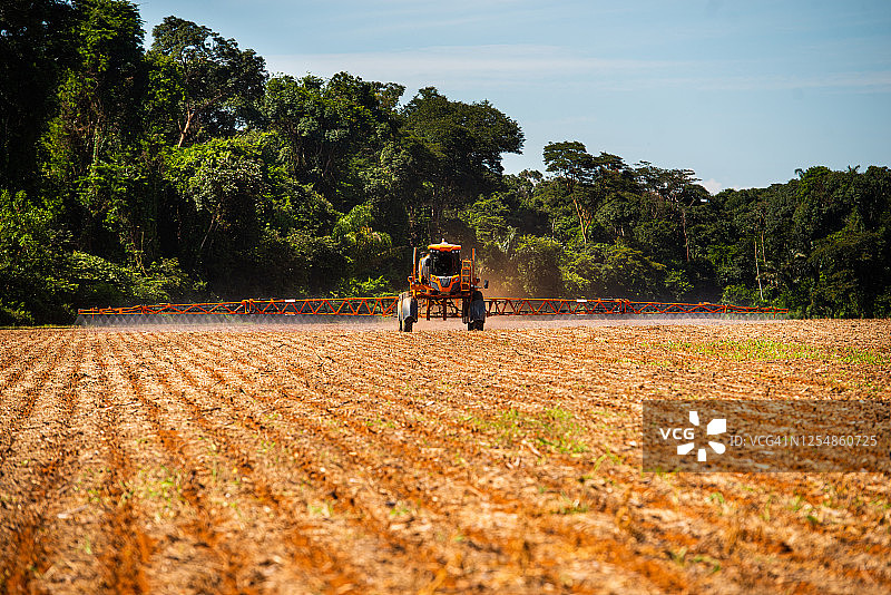 农业用机器喷洒农药图片素材
