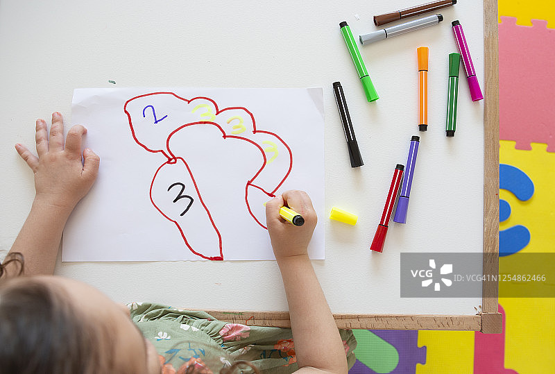 用铅笔画画的小女孩图片素材