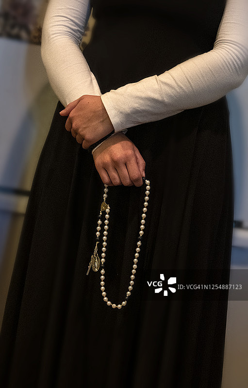 年轻女人祈祷念珠图片素材