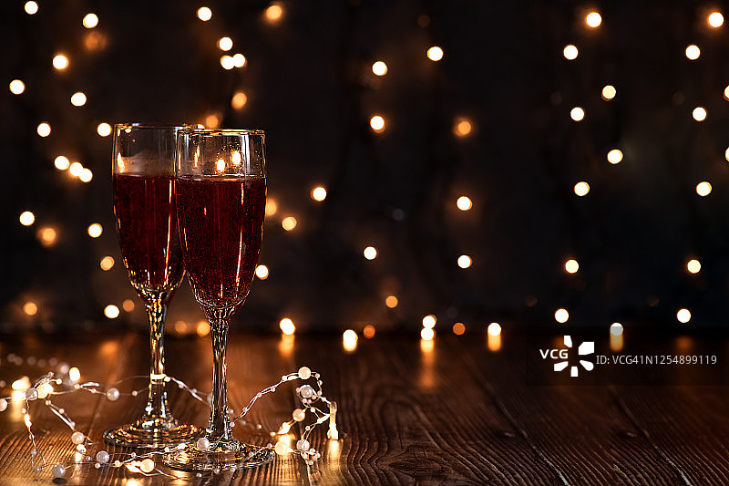 圣诞新年香槟庆祝活动，新年节日装饰餐桌，复古香槟酒杯图片素材