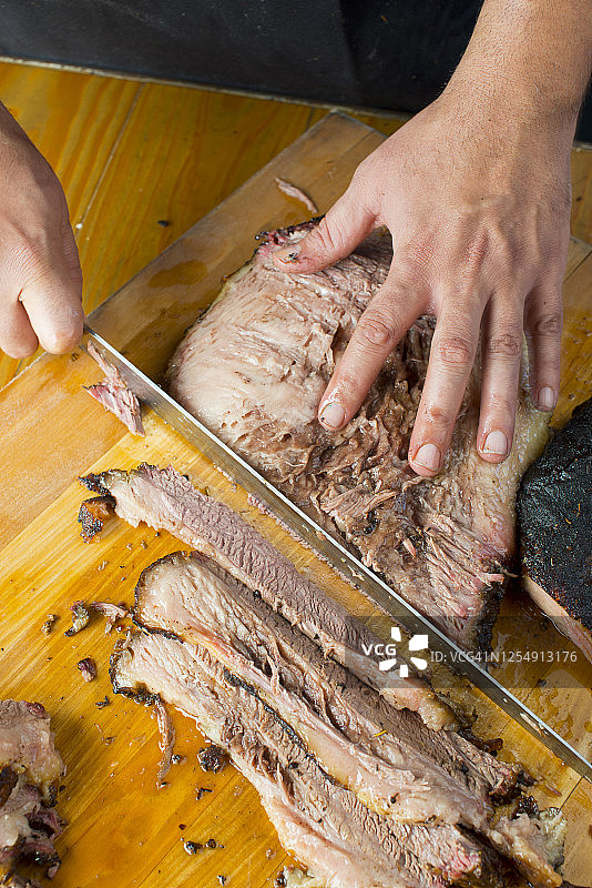 自制烧烤酱搭配烤牛腩或牛里脊和炸薯条，经典的传统德克萨斯烧烤肉类和配菜图片素材