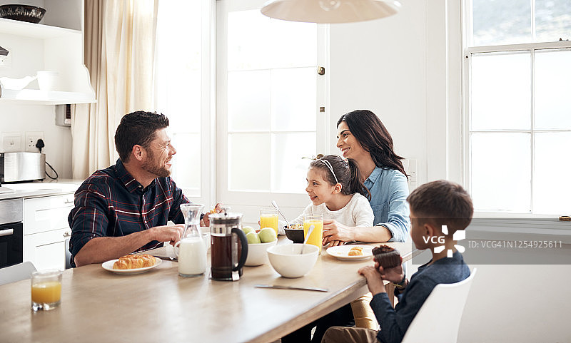 不仅仅是早餐，更是建立亲密关系的美好时光图片素材