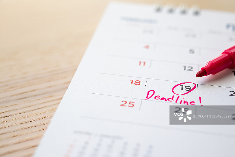 白色日历上书写的截止日期特写图片素材