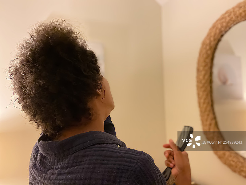 中年非裔美国妇女梳理湿发图片素材