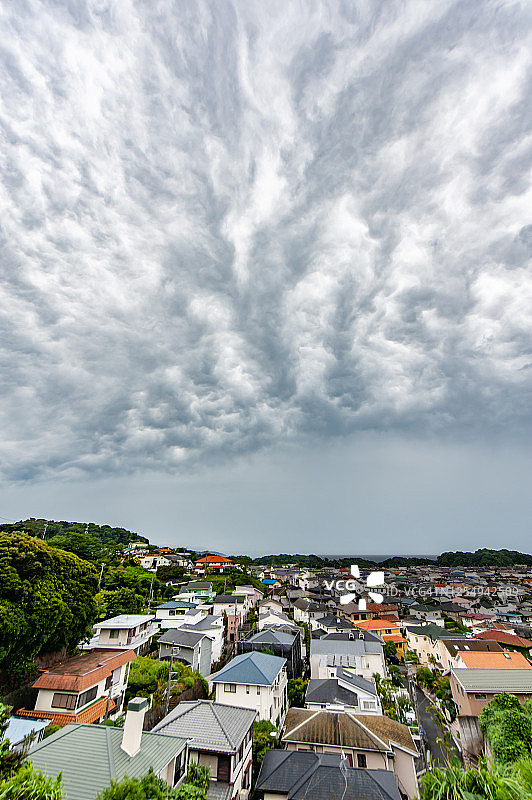日本神奈川县海滩住宅区上空的乳状云图片素材