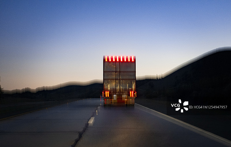 黄昏时分高速公路上的半挂卡车图片素材