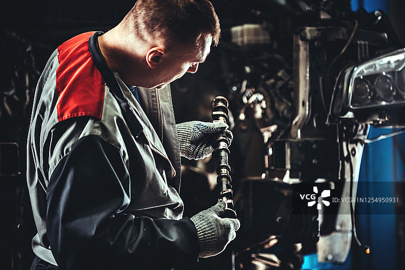 机械师检查汽车发动机零件图片素材