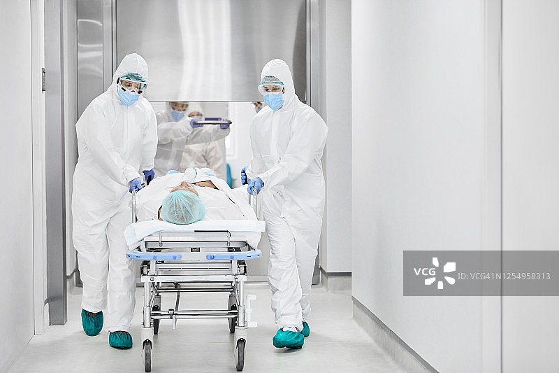 医生在走廊里用手推车推送病人图片素材