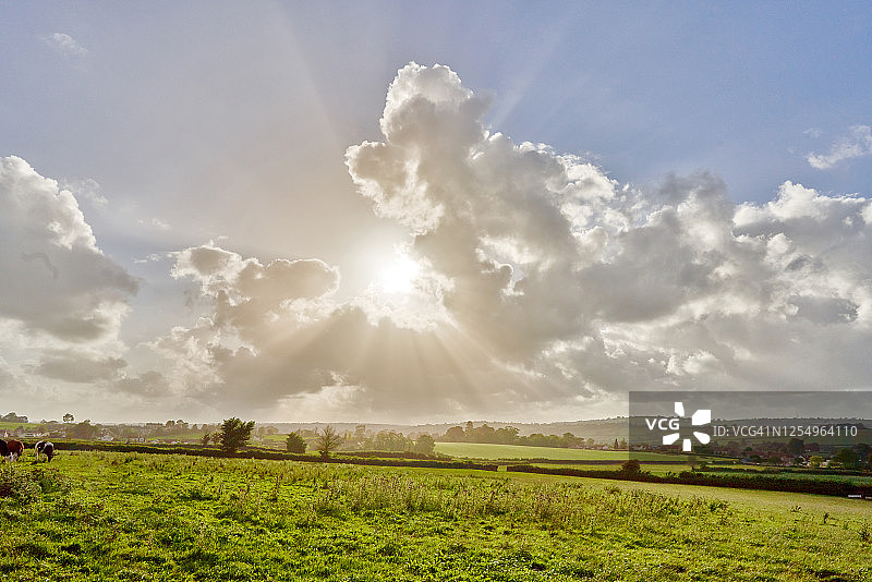 夏季傍晚斯坦顿德鲁上空的云隙光图片素材