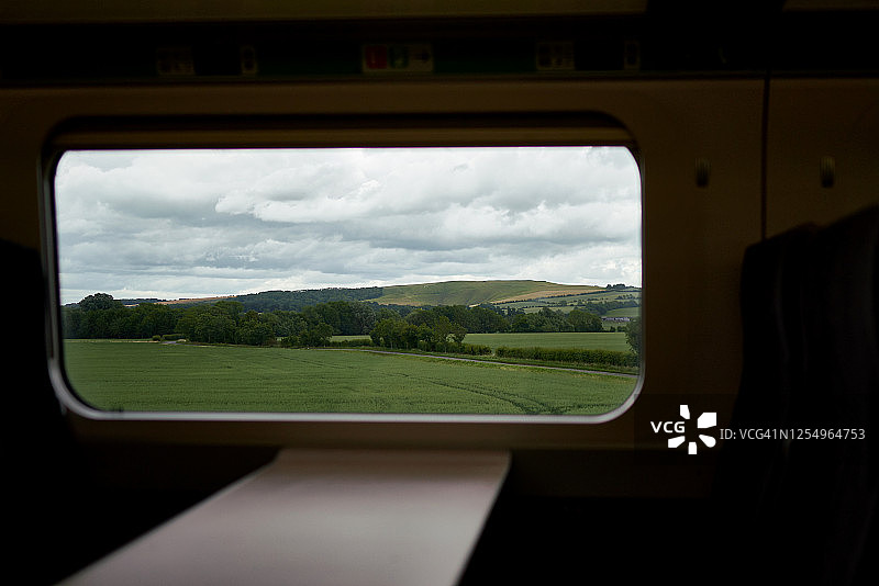 透过火车车窗看图片素材