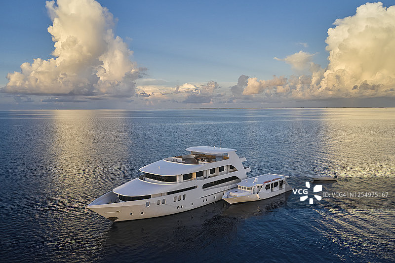 豪华潜水艇的航拍视角图片素材