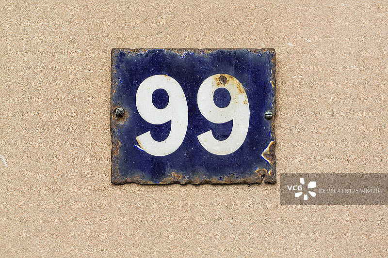 墙上标有99号的房产标志图片素材