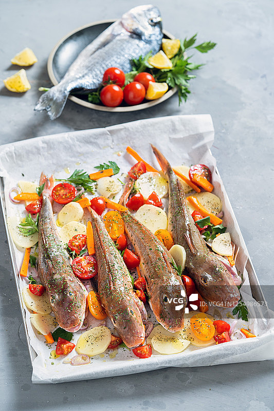 烤盘上的新鲜鲂鮄和鲈鱼图片素材