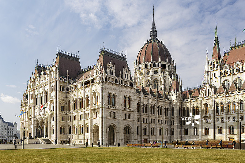 坐在多瑙河岸边，远眺布达佩斯匈牙利国会大厦图片素材