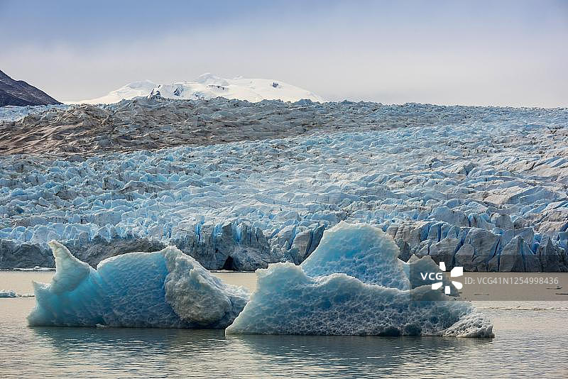 百内国家公园灰色冰川流入灰色湖，智利图片素材