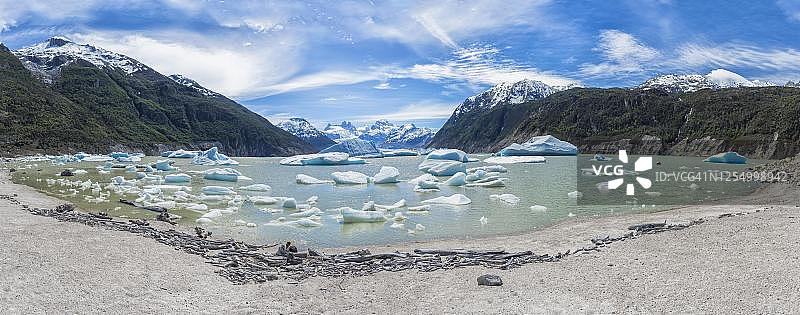 智利巴塔哥尼亚伊 সেন地区圣拉斐尔国家公园的冰川湖和小冰山图片素材