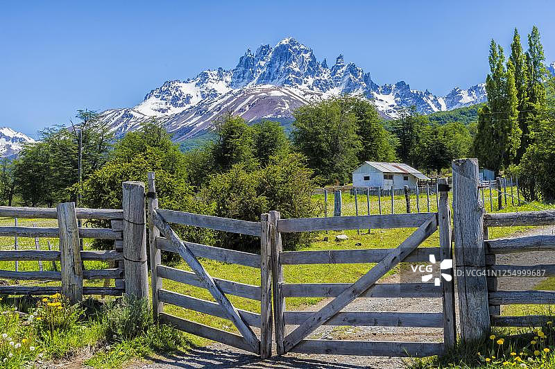 巴塔哥尼亚艾森地区卡斯蒂略山脉的土路大门景观图片素材