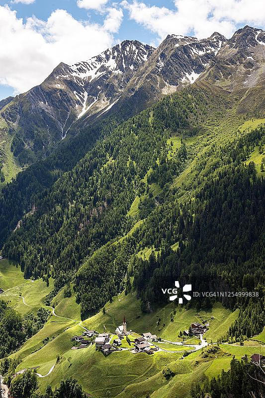 奥地利蒂罗尔州蒂默尔斯约赫附近的村庄图片素材