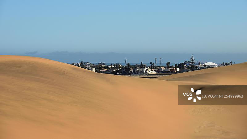 纳米比亚埃龙戈地区，斯瓦科普蒙德的沙丘和雾中的大西洋图片素材