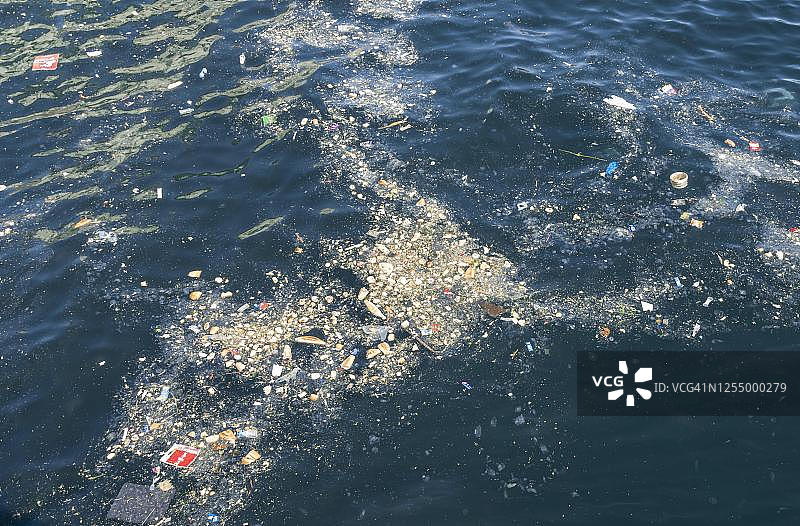 漂浮在水面上的垃圾，土耳其伊斯坦布尔金角湾图片素材