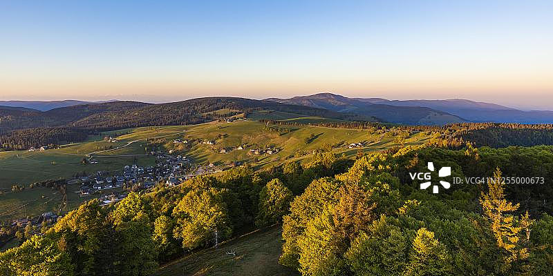 德国巴登-符腾堡州绍因斯兰日出时分的丘陵景观图片素材