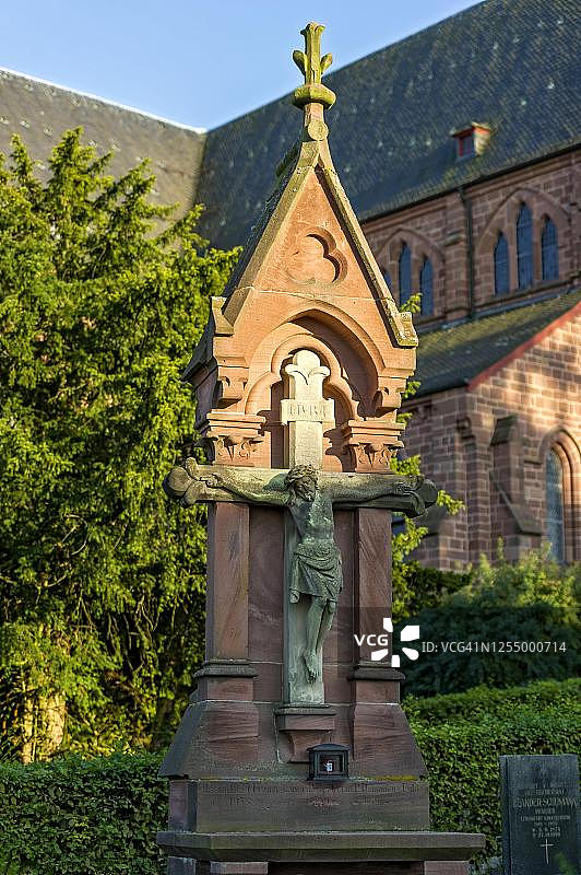 德国黑森州阿默内堡圣约翰施洗教堂前苦像图片素材